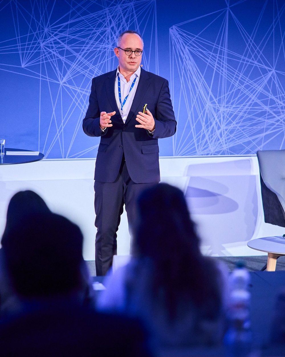 Sascha Steffen speaking on stage