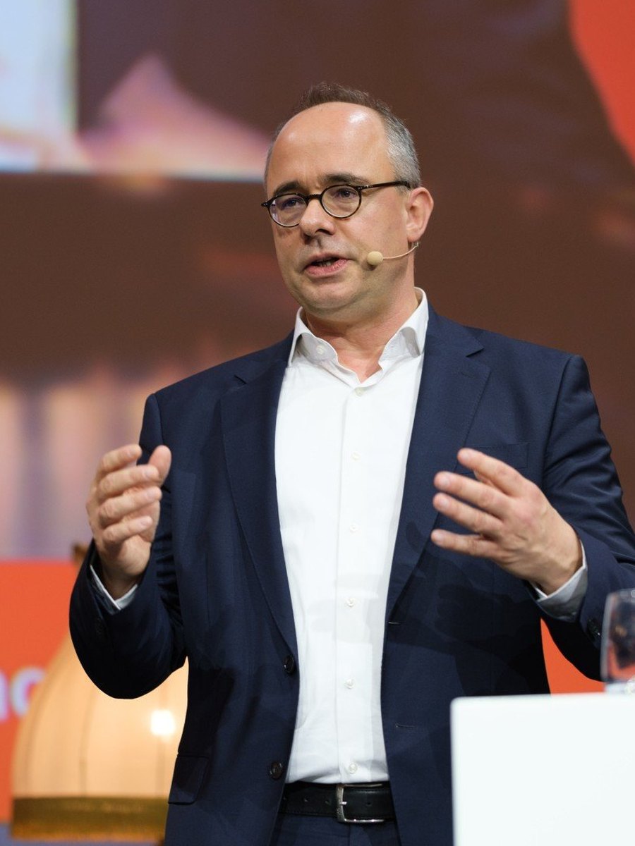 Sascha Steffen on stage at the Frankfurt Digital Finance conference